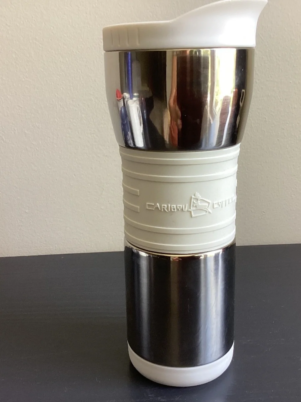 Caribou coffee stainless steel silicone grip 16 ounce screw on sip lid. EUC